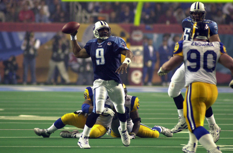 JANUARY 30 2000: Titans quarterback Steve McNair passes as the St. Louis Rams defeated the Tennessee Titans 23-17 to win Super Bowl XXXIV at the Georgia Dome in Atlanta, Ga., January 30, 2000.