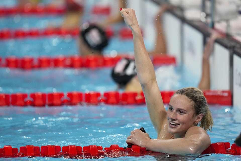 Summer McIntosh, of Canada, celebrates after winning the women's 400-meter individual medley final at the 2024 Summer Olympics, Monday, July 29, 2024, in Nanterre, France. (AP Photo/Bernat Armangue)