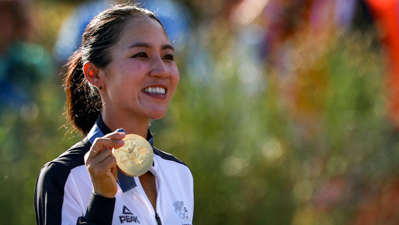 Lydia Ko with her golf medal