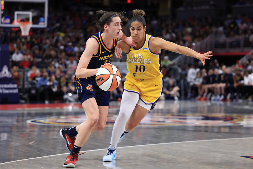 INDIANAPOLIS, INDIANA - MAY 28: Caitlin Clark #22 of the Indiana Fever drives to the basket against Kia Nurse #10 of the Los Angeles Sparks at Gainbridge Fieldhouse on May 28, 2024 in Indianapolis, Indiana. (Photo by Justin Casterline/Getty Images)