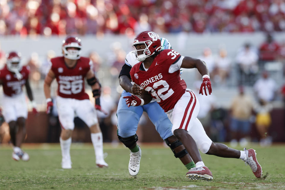 NORMAN, OKLAHOMA - SEPTEMBER 14: R Mason Thomas #32 of the Oklahoma Sooners runs around the edge during the first half against the Tulane Green Wave at Gaylord Family Oklahoma Memorial Stadium on September 14, 2024 in Norman, Oklahoma. (Photo by Aaron M. Sprecher/Getty Images)