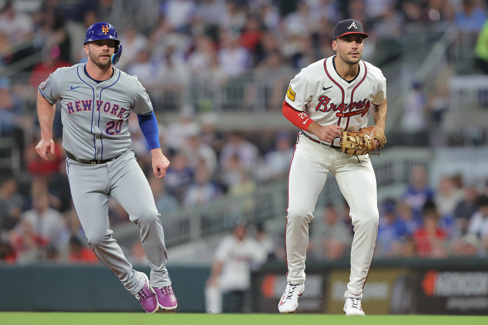 ATLANTA, GA - SEPTEMBER 24: New York Mets first baseman Pete Alonso (20) leads off first base as Atlanta Braves first baseman Matt Olson (28) watches the pitch during the Tuesday evening MLB game between the Atlanta Braves and the New York Mets on September 24, 2024 at Truist Park in Atlanta, Georgia. (Photo by David J. Griffin/Icon Sportswire via Getty Images)