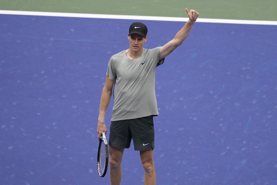 El italiano Jannik Sinner reacciona al vencer al británico Jack Draper en la semifinal del Abierto de Estados Unidos el viernes 6 de septiembre del 2024. (AP Foto/Seth Wenig)