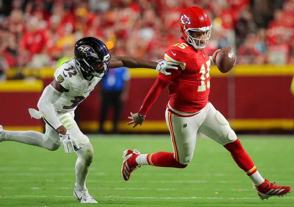 KANSAS CITY, MISSOURI - SEPTEMBER 05: Marcus Williams #32 of the Baltimore Ravens pushes uarterback Patrick Mahomes #15 of the Kansas City Chiefs during the fourth quarter at GEHA Field at Arrowhead Stadium on September 05, 2024 in Kansas City, Missouri. (Photo by David Eulitt/Getty Images)