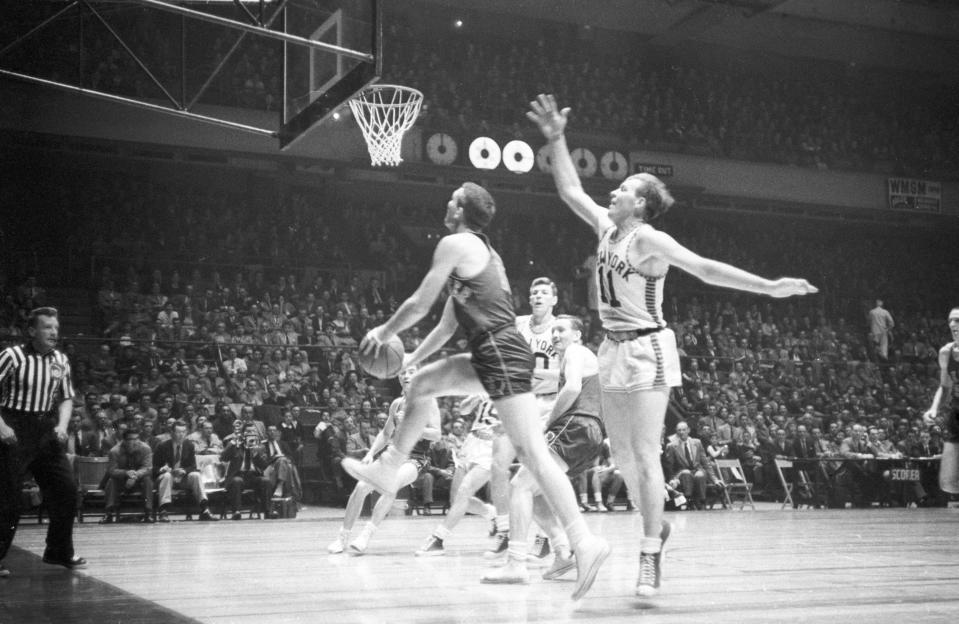 The Knicks and Royals during a game in 1954. (Hy Peskin/Sports Illustrated via Getty Images)