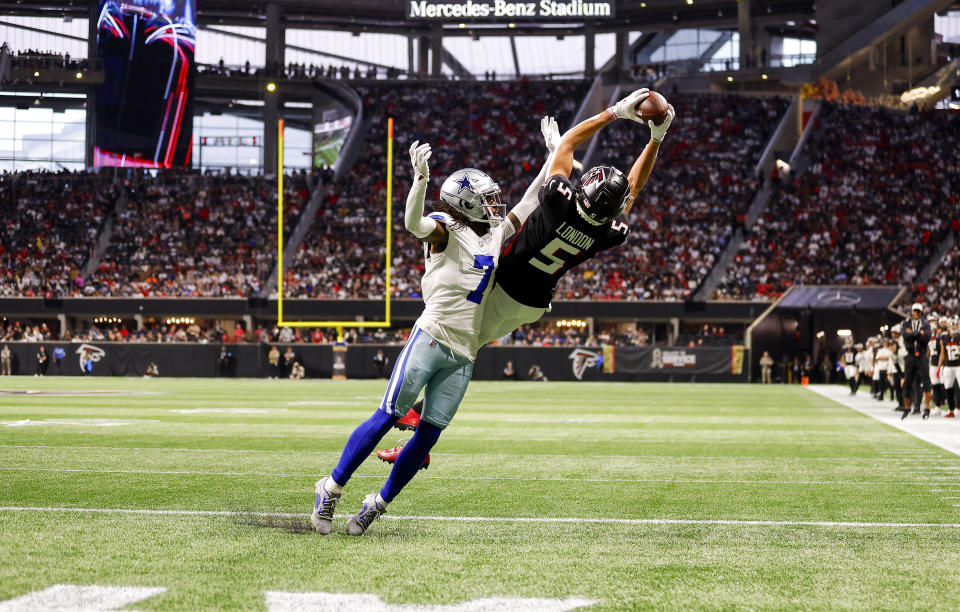 ATLANTA, GEORGIA - NOVEMBER 03: Drake London #5 of the Atlanta Falcons catches a pass for a touchdown against Trevon Diggs #7 of the Dallas Cowboys during the first quarter at Mercedes-Benz Stadium on November 03, 2024 in Atlanta, Georgia. (Photo by Todd Kirkland/Getty Images)