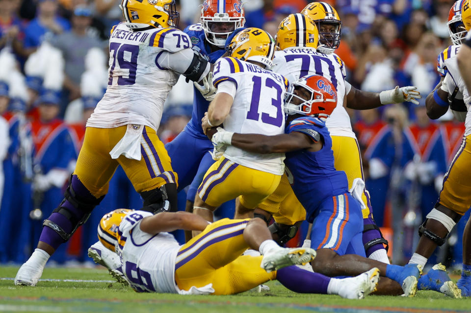 GAINESVILLE, FL - NOVEMBER 16: Florida Gators linebacker Shemar James (6) sacks LSU Tigers quarterback Garrett Nussmeier (13) during the game between the LSU Tigers and the Florida Gators on November 16, 2024 at Ben Hill Griffin Stadium at Florida Field in Gainesville, Fl. (Photo by David Rosenblum/Icon Sportswire via Getty Images)