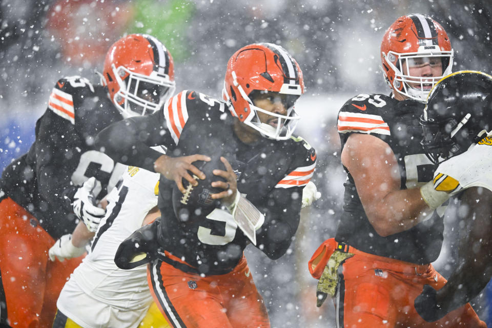 Cleveland Browns quarterback Jameis Winston (5) runs for a touchdown in the second half of an NFL football game against the Pittsburgh Steelers, Thursday, Nov. 21, 2024, in Cleveland. (AP Photo/David Richard)