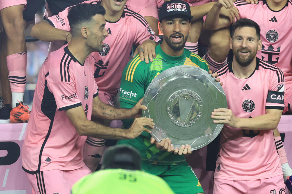 FORT LAUDERDALE, FLORIDA - OCTOBER 19: Lionel Messi #10 and Inter Miami lift the Supporters' Shield after defeating New England Revolution at Chase Stadium on October 19, 2024 in Fort Lauderdale, Florida. (Photo by Carmen Mandato/Getty Images)