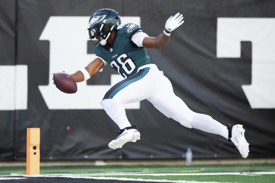 Eagles running back Saquon Barkley (26) tip-toes down the sideline against the Bengals.