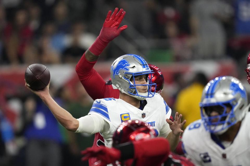 Lions quarterback Jared Goff (16) throws a pass against the Texans.