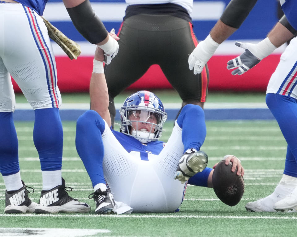 New York Giants quarterback Tommy DeVito had a rough day against the Buccaneers. (Robert Deutsch-Imagn Images)