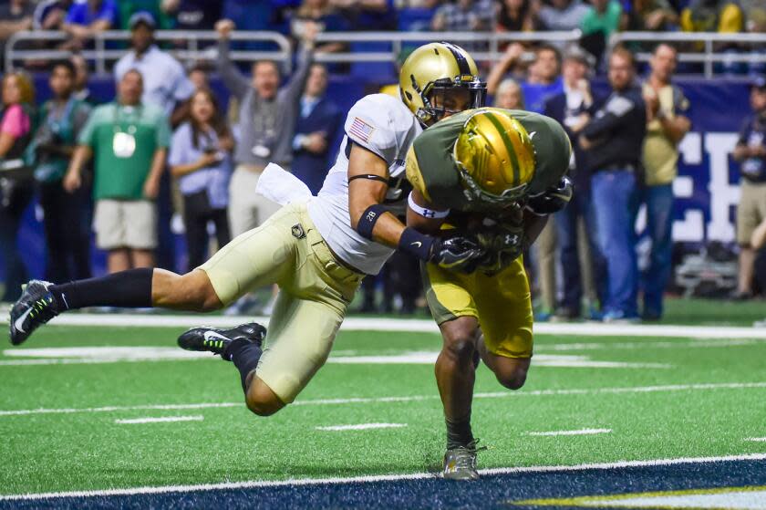 SAN ANTONIO, TX - NOVEMBER 12: Notre Dame Fighting Irish wide receiver Kevin Stepherson (29) crosses the goal line for a first half touchdown reception as Army Black Knights cornerback Elijah Riley (23) defends during the NCAA football game between the Army Black Knights and Notre Dame Fighting Irish on November 12, 2016 at the Alamodome, San Antonio, TX (Photo by Ken Murray/Icon Sportswire via Getty Images)