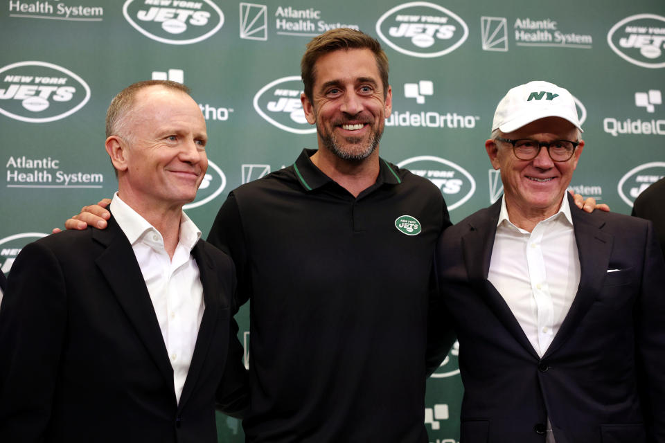 FLORHAM PARK, NEW JERSEY - APRIL 26: (L-R) New York Jets team owner Christopher Johnson, quarterback Aaron Rodgers, and team owner Woody Johnson, pose for a picture during an introductory press conference at Atlantic Health Jets Training Center on April 26, 2023 in Florham Park, New Jersey. (Photo by Elsa/Getty Images)