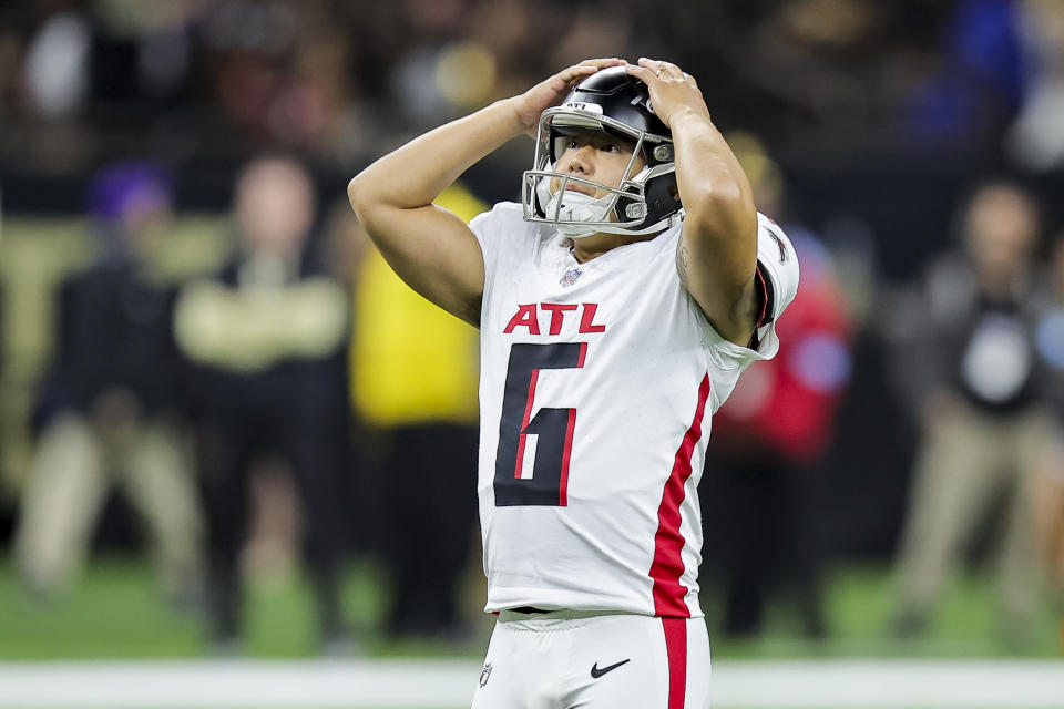 NEW ORLEANS, LOUISIANA - NOVEMBER 10: Younghoe Koo #6 of the Atlanta Falcons reacts to missing a field goal during the fourth quarter against the New Orleans Saints at Caesars Superdome on November 10, 2024 in New Orleans, Louisiana. (Photo by Jonathan Bachman/Getty Images)