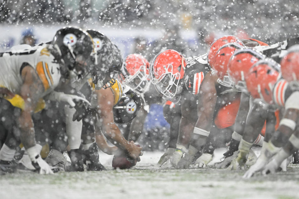 The Pittsburgh Steelers line up against the Cleveland Browns. (Photo by Nick Cammett/Getty Images)