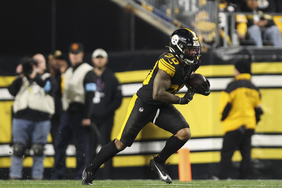 PITTSBURGH, PENNSYLVANIA - OCTOBER 28: Jaylen Warren #30 of the Pittsburgh Steelers runs the ball during an NFL football game against the New York Giants at Acrisure Stadium on October 28, 2024 in Pittsburgh, Pennsylvania. (Photo by Perry Knotts/Getty Images)