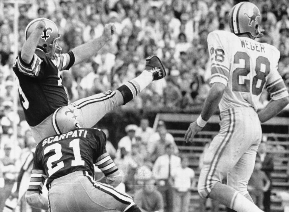 Dempsey kicks a FG. Note the end of his shoe, which is flat. (Bettmann Archive/Getty Images)