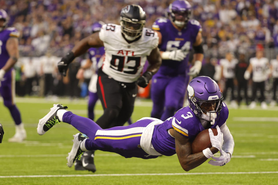 El receptor de los Vikings de Minnesota Jordan Addison atrapa un pase de touchdown de 6 yardas en el encuentro ante los Falcons de Atlanta el domingo 8 de diciembre del 2024. (AP Foto/Bruce Kluckhohn)