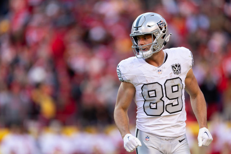 KANSAS CITY, MO - NOVEMBER 29: Las Vegas Raiders tight end Brock Bowers (89) on the field against the Kansas City Chiefs on November 29th, 2024 at GEHA Field Arrowhead Stadium in Kansas City, Missouri. (Photo by William Purnell/Icon Sportswire via Getty Images)