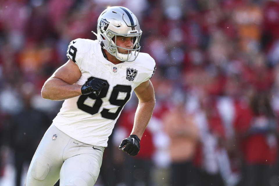 Brock Bowers #89 of the Las Vegas Raiders runs downfield during an NFL football game against the Tampa Bay Buccaneers at Raymond James Stadium on December 8, 2024 in Tampa, Florida. (Photo by Kevin Sabitus/Getty Images)