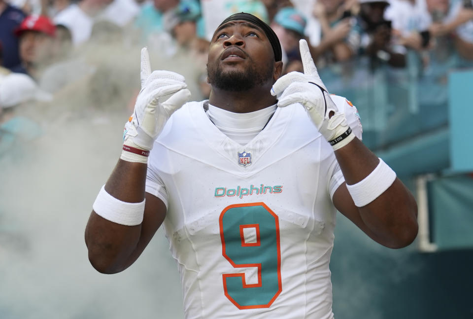 Miami Dolphins tight end Jonnu Smith (9) runs onto the field before an NFL football game against the New England Patriots, Sunday, Nov. 24, 2024, in Miami Gardens, Fla. (AP Photo/Lynne Sladky)