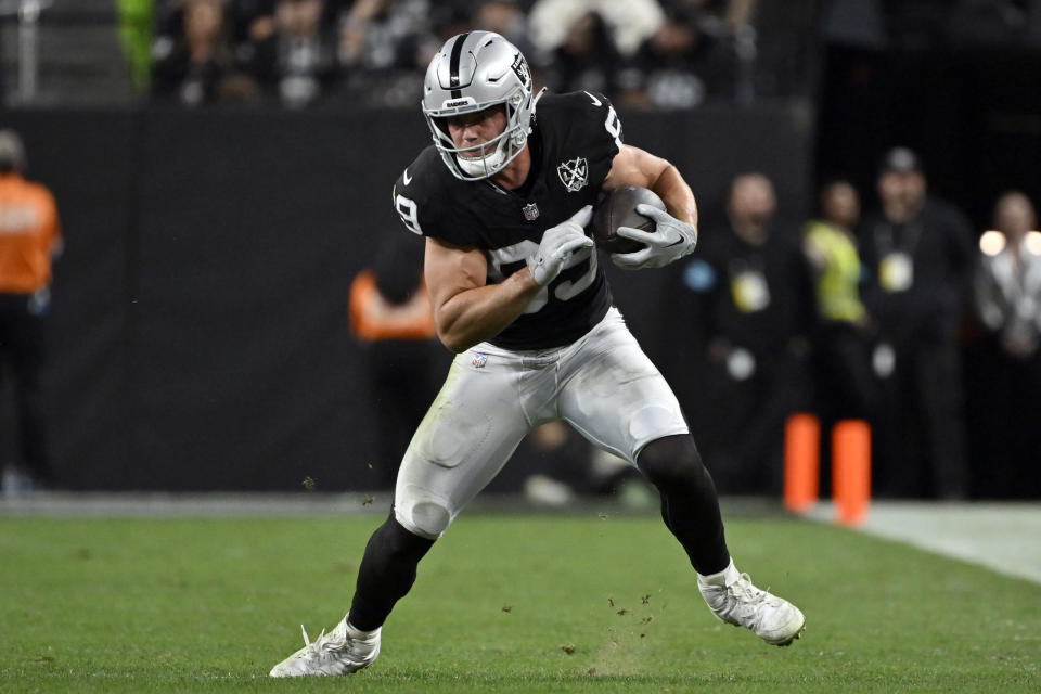 Las Vegas Raiders tight end Brock Bowers (89) carries the ball during an NFL football game against the Jacksonville Jaguars, Sunday,Dec 22, 2024, in Las Vegas. (AP Photo/David Becker)