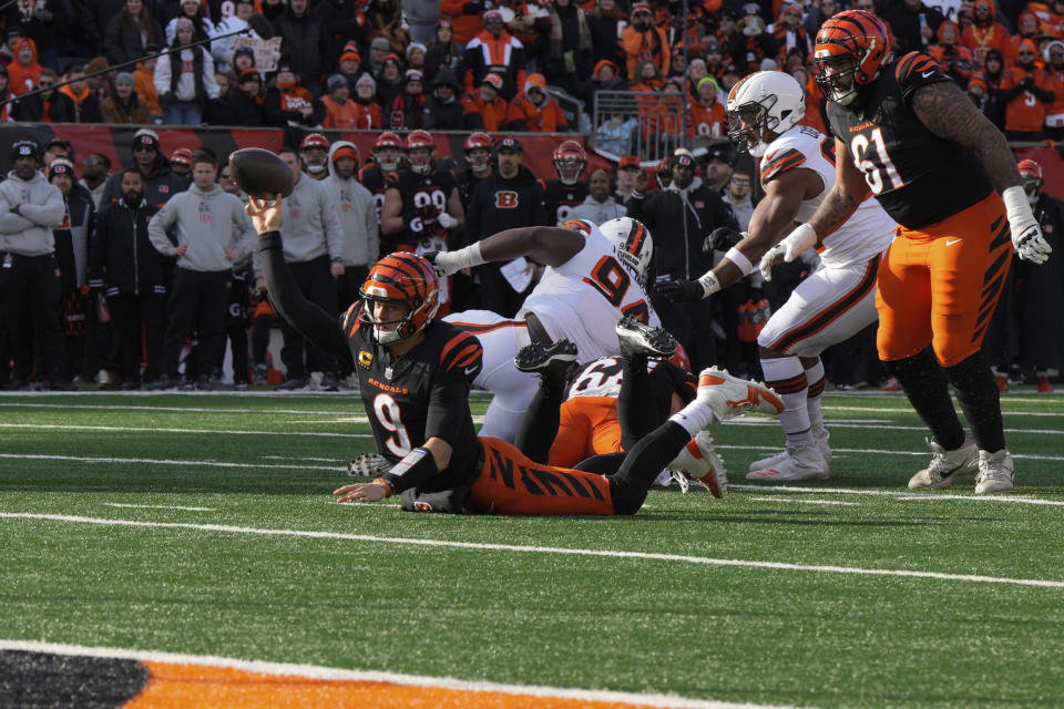 This pass from Joe Burrow was good for a Bengals touchdown. (AP Photo/Jeff Dean)