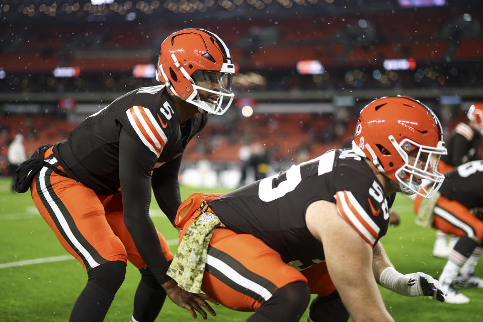 CLEVELAND, OHIO - NOVEMBER 21: Jameis Winston #5 of the Cleveland Browns warms up with Ethan Pocic #55 prior to an NFL football game against the Pittsburgh Steelers at Huntington Bank Field on November 21, 2024 in Cleveland, Ohio. (Photo by Kevin Sabitus/Getty Images)