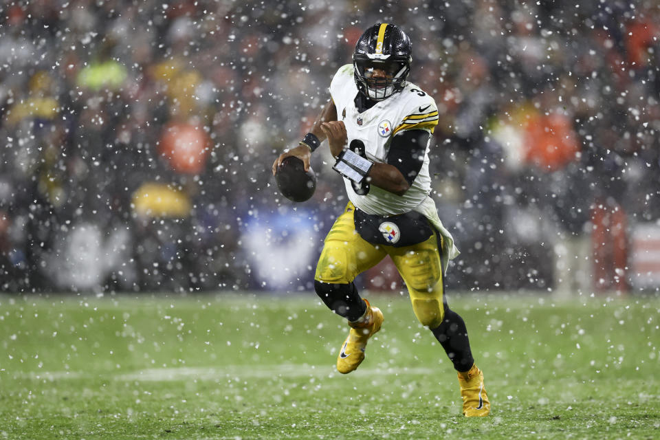 CLEVELAND, OHIO - NOVEMBER 21: Russell Wilson #3 of the Pittsburgh Steelers carries the ball during an NFL football game against the Cleveland Browns at Huntington Bank Field on November 21, 2024 in Cleveland, Ohio. (Photo by Kevin Sabitus/Getty Images)