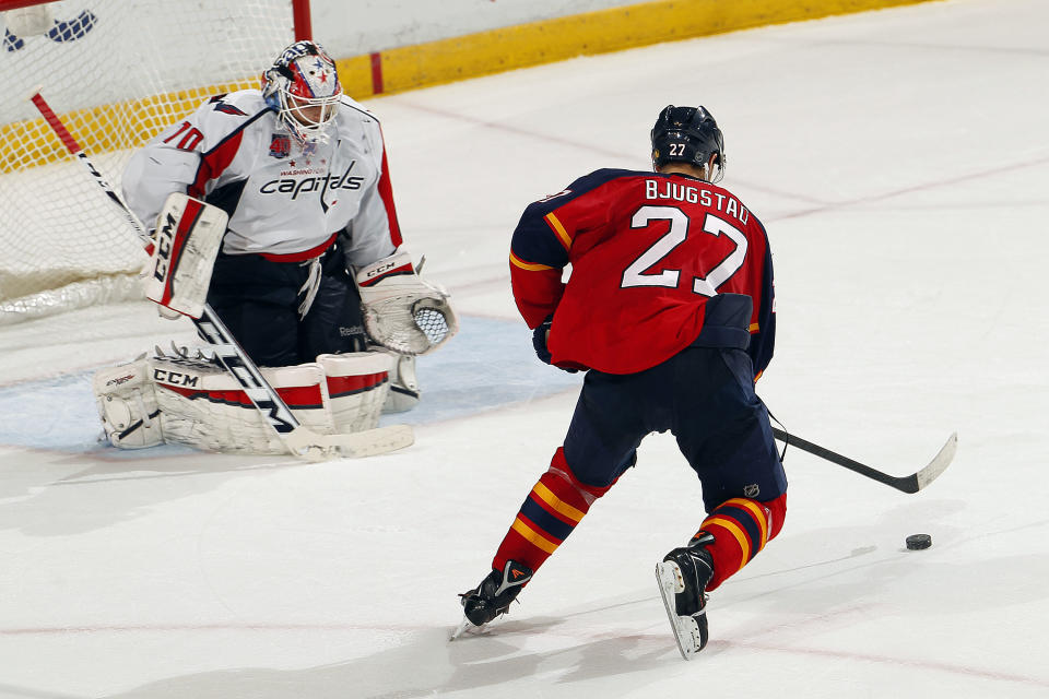 Bjugstad makes his move. (Eliot J. Schechter/NHLI via Getty Images)