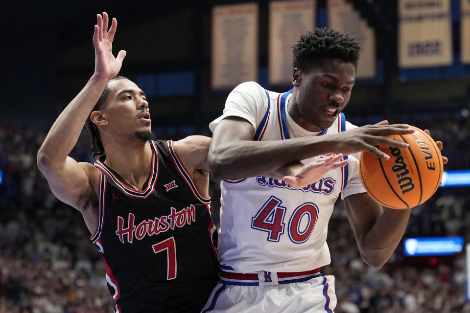 LAWRENCE, KANSAS - JANUARY 25: Flory Bidunga #40 of the Kansas Jayhawks drives to the basket as he is defended by Milos Uzan #7 of the Houston Cougars in the first half at Allen Fieldhouse on January 25, 2025 in Lawrence, Kansas. (Photo by Ed Zurga/Getty Images)