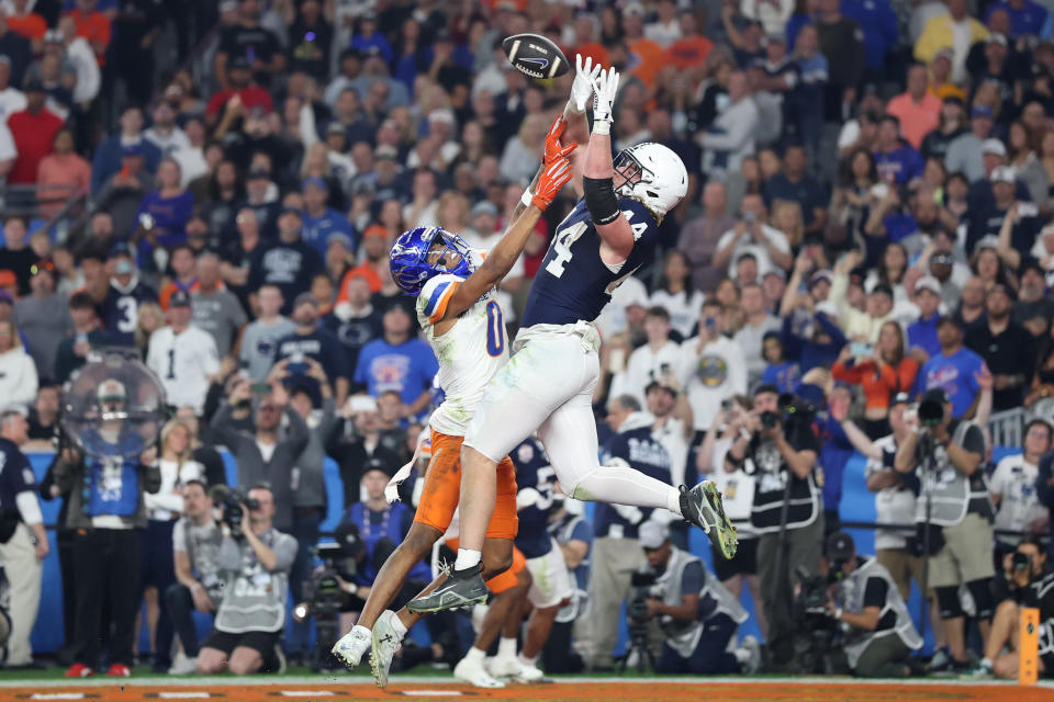 GLENDALE, ARIZONA - DECEMBER 31: Tyler Warren #44 of the Penn State Nittany Lions catches a pass for a touchdown over Ty Benefield #0 of the Boise State Broncos during the third quarter in the 2024 Vrbo Fiesta Bowl at State Farm Stadium on December 31, 2024 in Glendale, Arizona. (Photo by Christian Petersen/Getty Images)