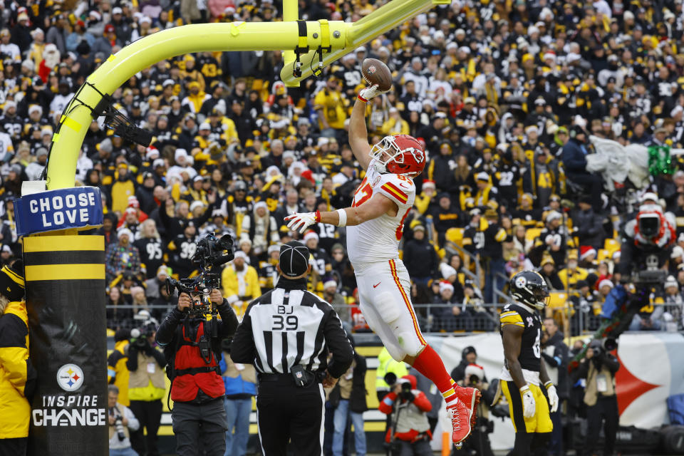 PITTSBURGH, PENNSYLVANIA - Travis Kelce celebrated his record-setting 77th career touchdown reception by paying tribute to former Kansas City Chiefs tight end Tony Gonzalez. (Photo by Justin K. Aller/Getty Images)