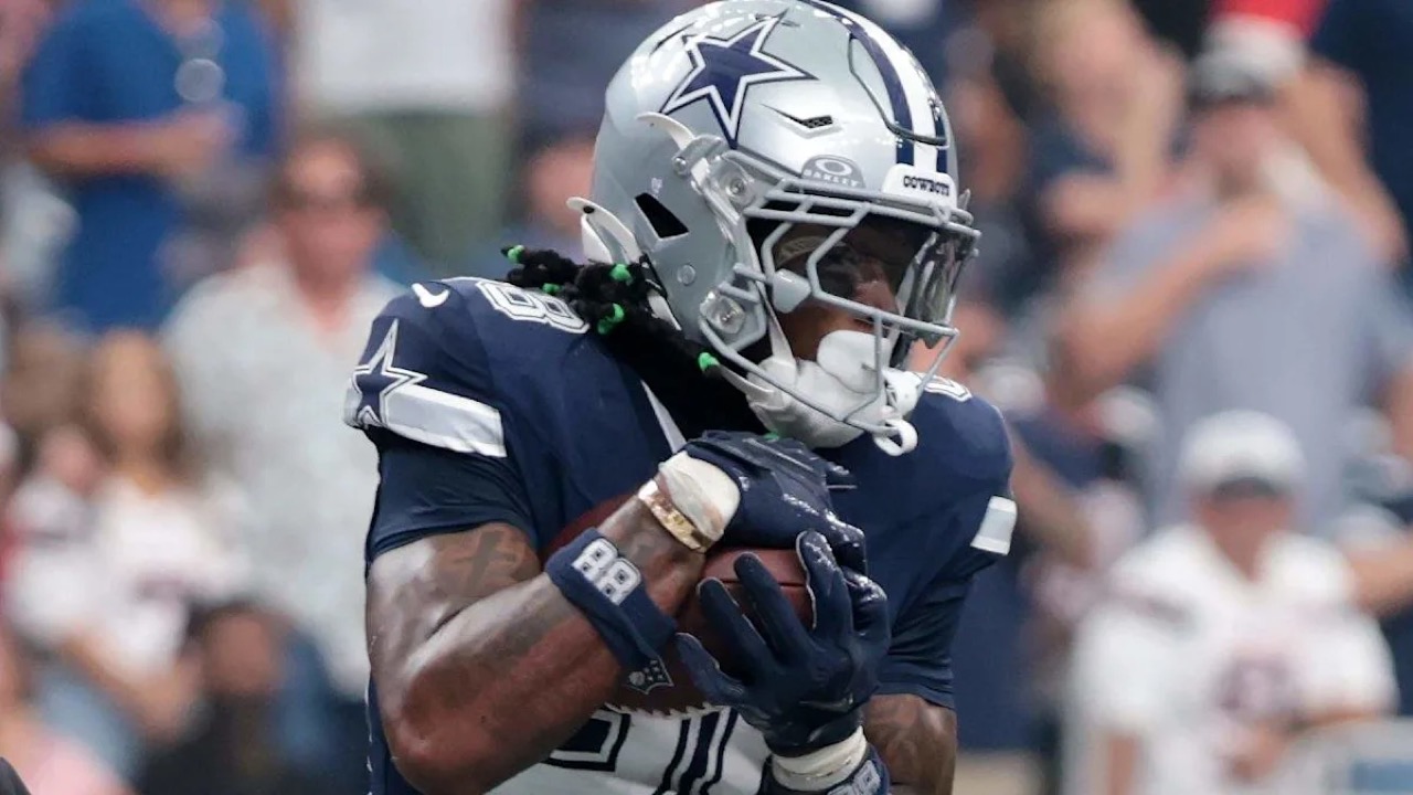 cowboys-lamb-oct10-1280×720 CeeDee Lamb carrying a football in a Dallas Cowboys uniform in an archival photo.